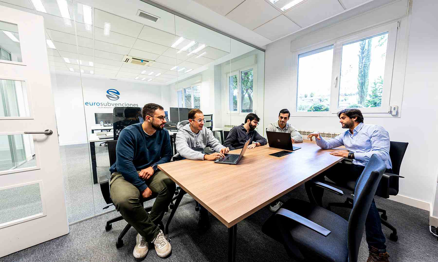 Consultores en sala de reuniones