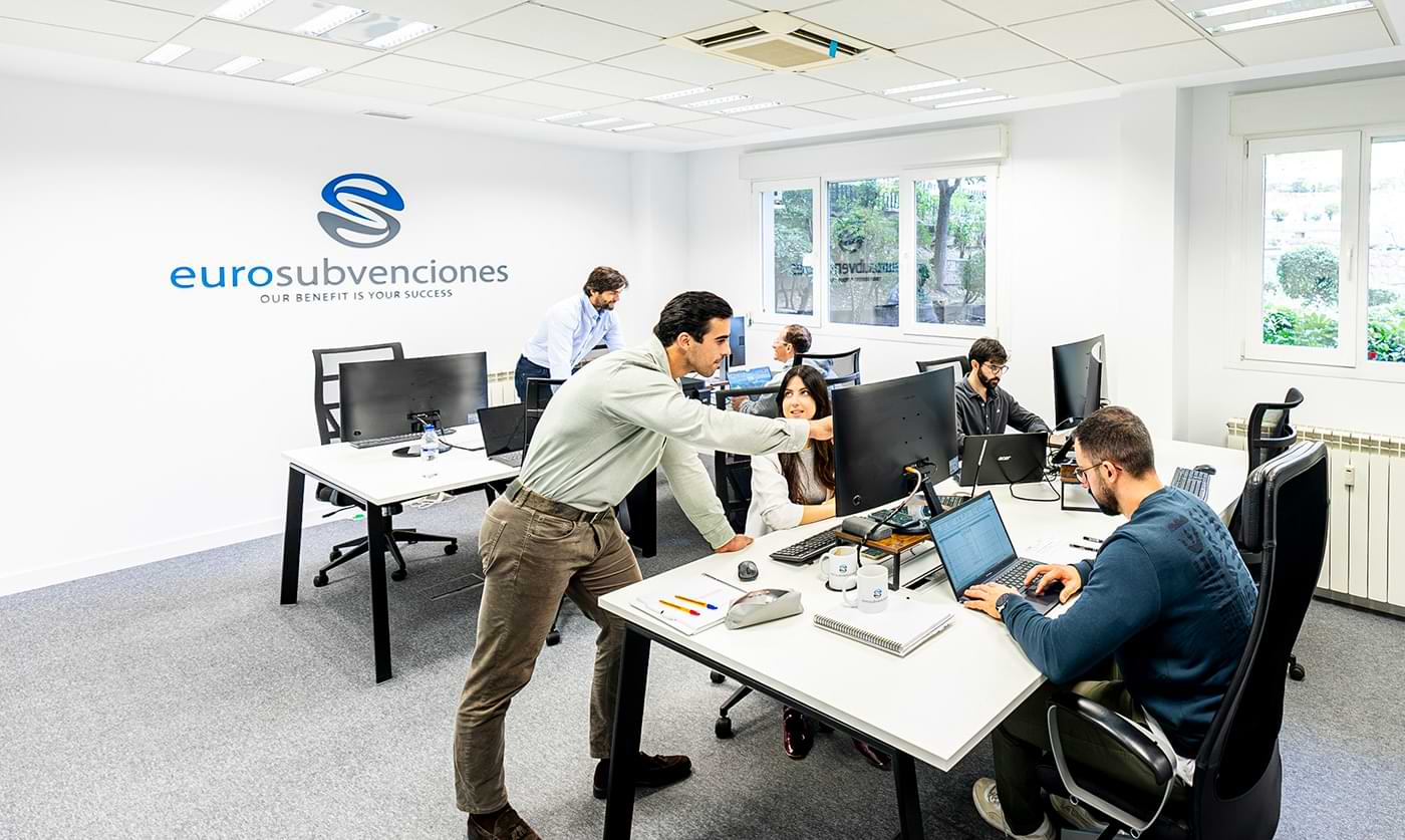 Consultores trabajando en la oficina